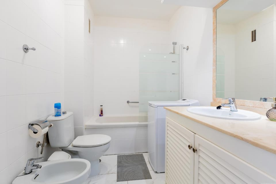 Shower, Toilet, Bathroom, Bath, bidet, towels