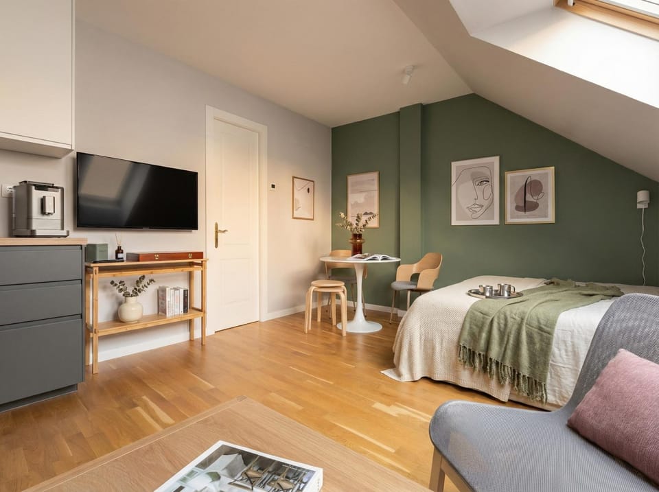 Bed, TV and multimedia, Kitchen or kitchenette, Bedroom