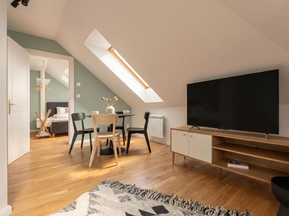 Bed, TV and multimedia, Photo of the whole room, Seating area, Bedroom