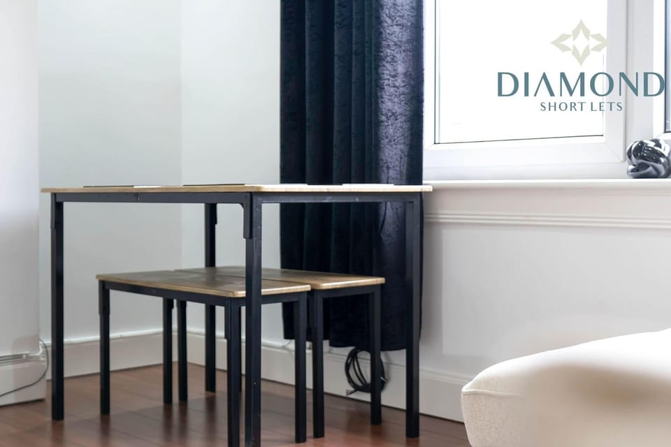 Cosy 2 Bed Apt West End Edinburgh - Easy Public Transport, minutes from Edinburgh Corn Exchange, Supermarket and Café all within walking distance Apartment in Edinburgh