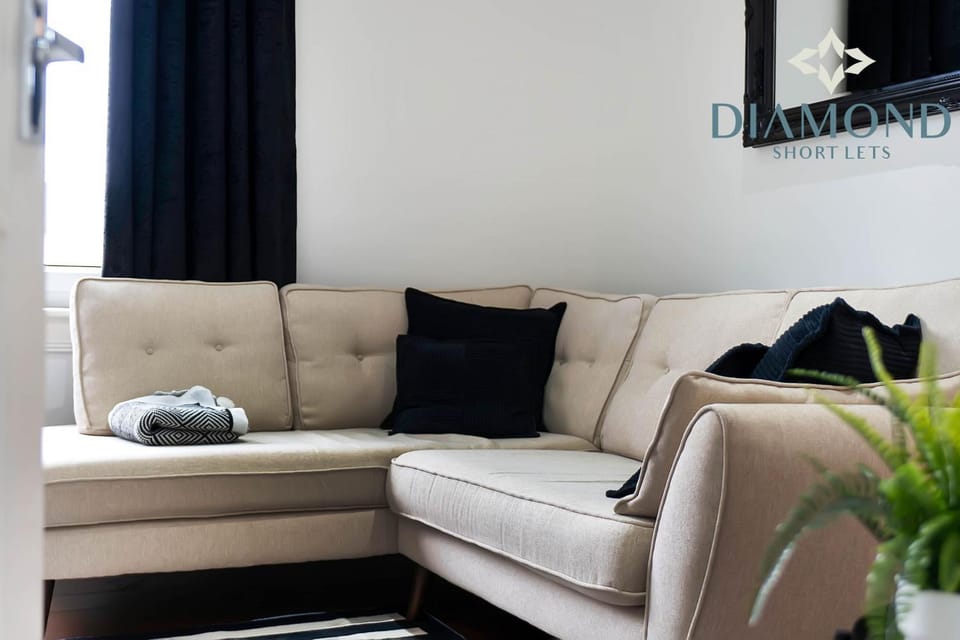 Cosy 2 Bed Apt West End Edinburgh - Easy Public Transport, minutes from Edinburgh Corn Exchange, Supermarket and Café all within walking distance Apartment in Edinburgh