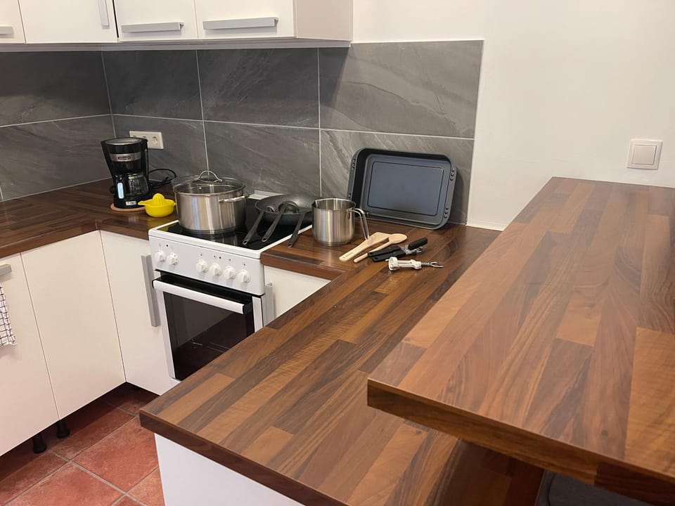Coffee/tea facilities, Kitchen or kitchenette, pet friendly, stove