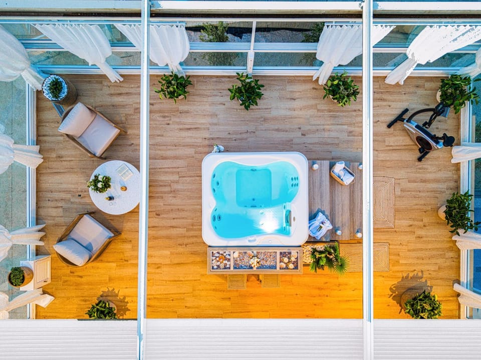 Patio, Hot Tub, Spa and wellness centre/facilities, Seating area, Quiet street view, sunbed, towels, towels