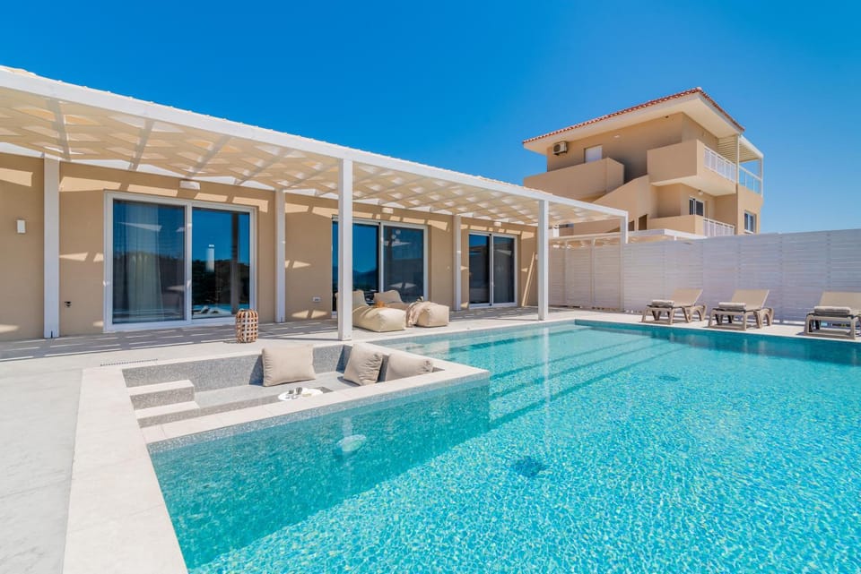 Property building, Patio, Day, Pool view, Swimming pool, sunbed