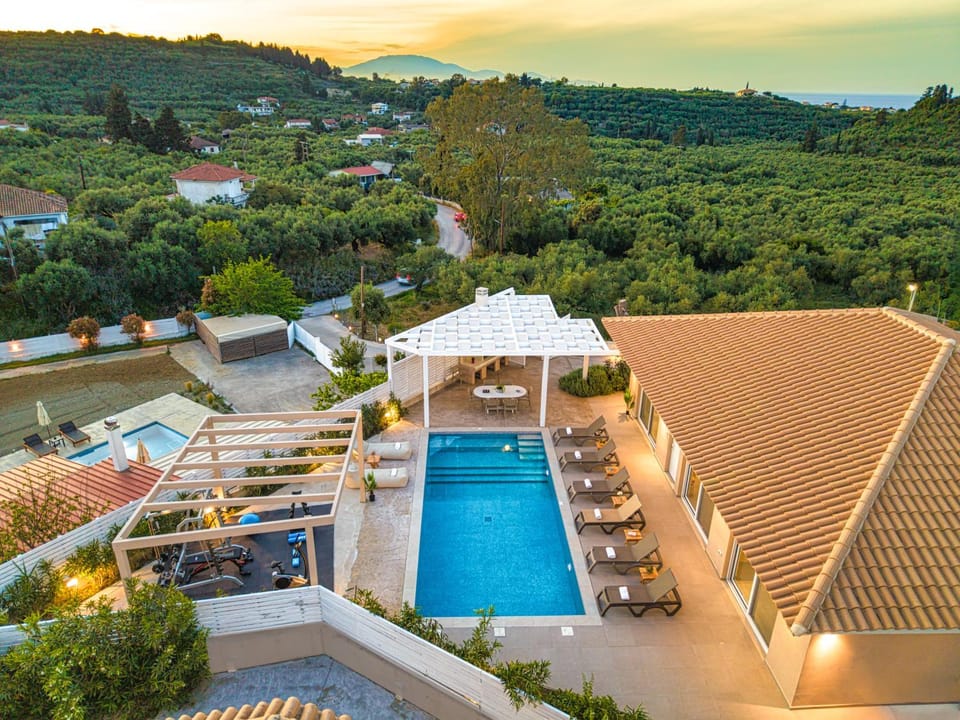 Property building, Day, Natural landscape, Activities, Bird's eye view, Fitness centre/facilities, Fitness centre/facilities, Fitness centre/facilities, Mountain view, Pool view, Swimming pool, sunbed