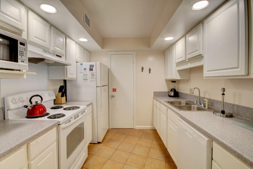 Kitchen or kitchenette