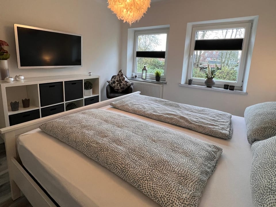 Photo of the whole room, Bedroom