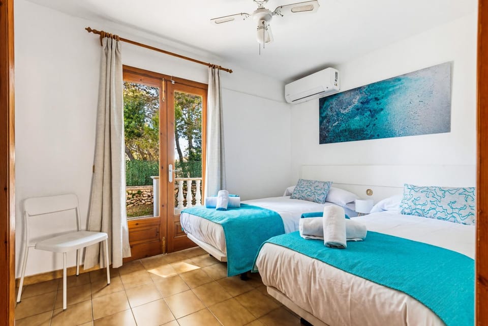 Bed, Photo of the whole room, Bedroom, air conditioner