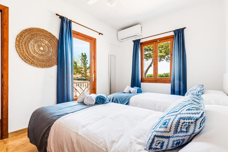 Bed, Photo of the whole room, Bedroom