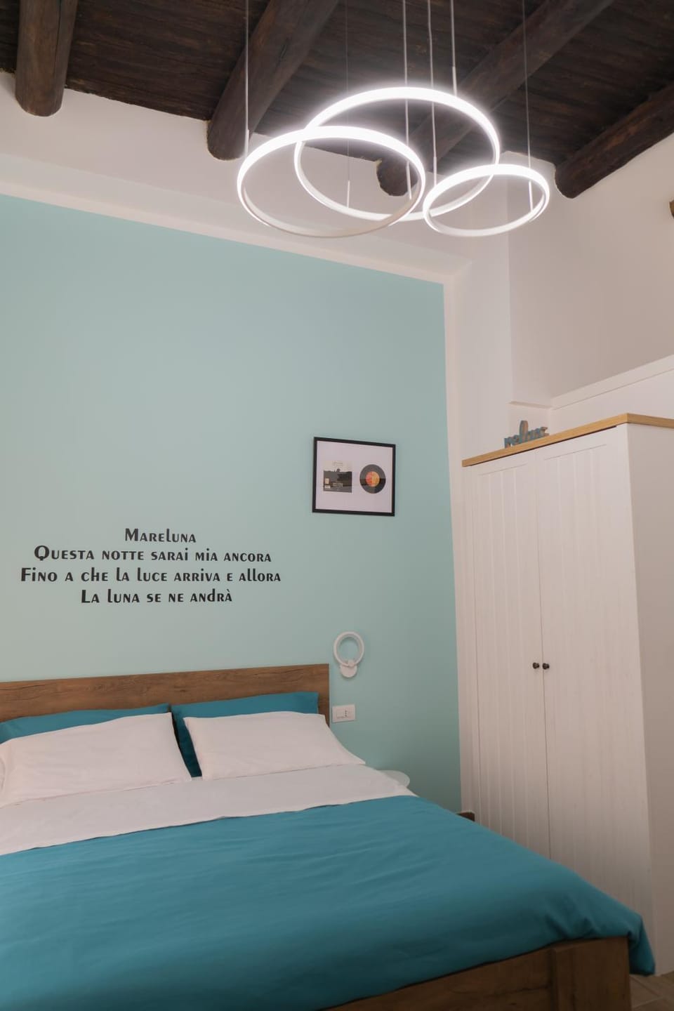 Photo of the whole room, Bedroom, wardrobe