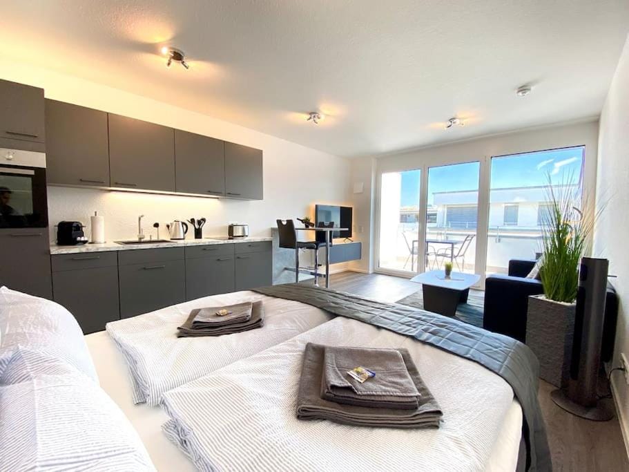 Bed, Coffee/tea facilities, Kitchen or kitchenette, Living room, Photo of the whole room, Seating area, Dining area, Bedroom, toaster, towels