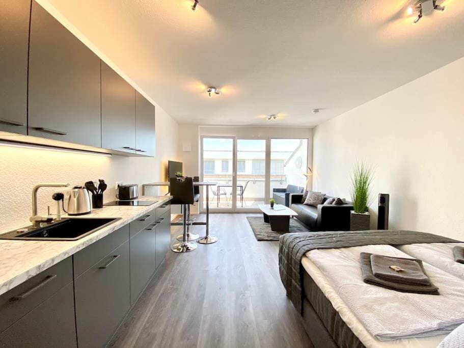 Bed, Coffee/tea facilities, Kitchen or kitchenette, Photo of the whole room, Dining area, Bedroom, toaster