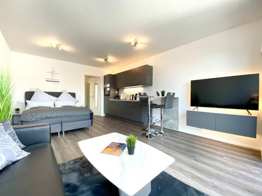 Communal lounge/ TV room, Bed, TV and multimedia, Kitchen or kitchenette, Living room, Photo of the whole room, Seating area, Bedroom