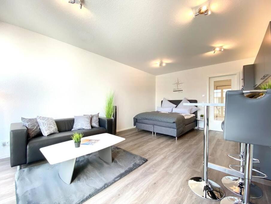 Bed, Living room, Photo of the whole room, Seating area, Bedroom