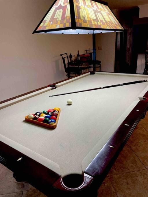 Billiard, Game Room