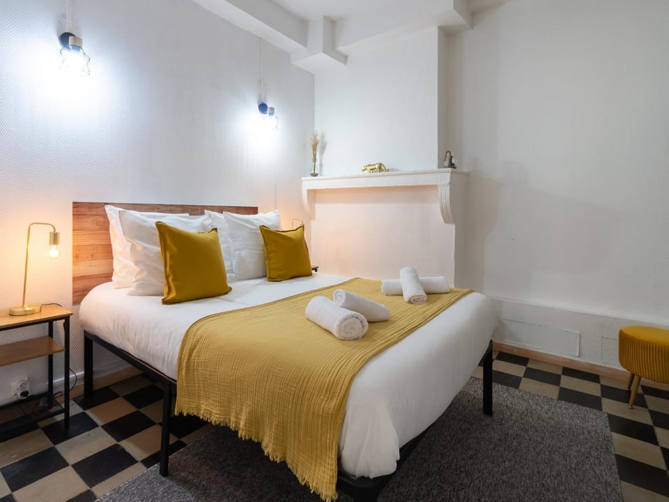 Bed, Photo of the whole room, Bedroom, towels