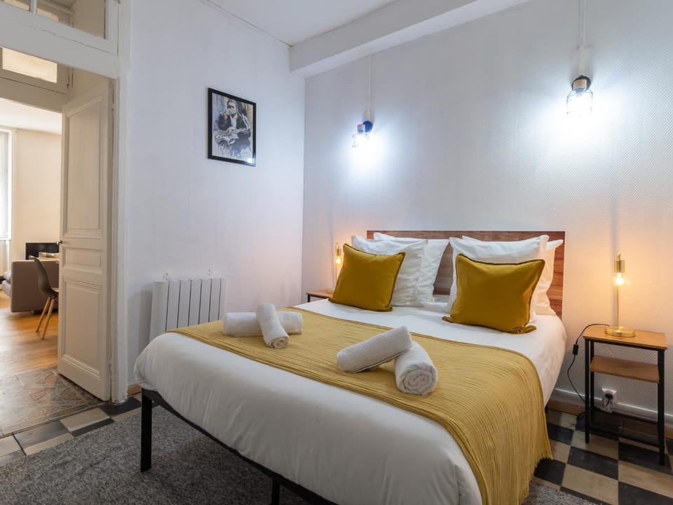 Bedroom, internet