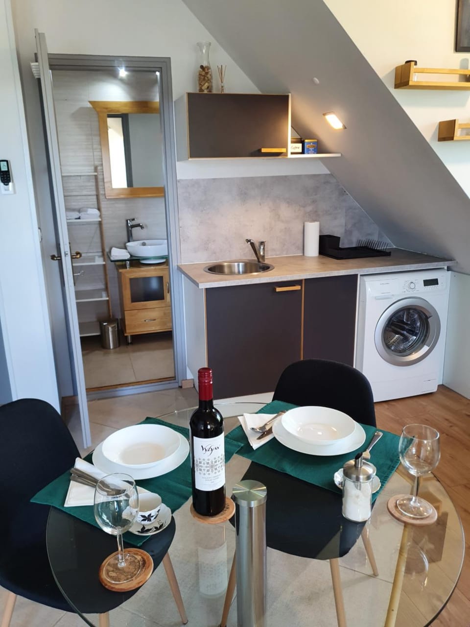 Kitchen or kitchenette, Dining area, washing machine