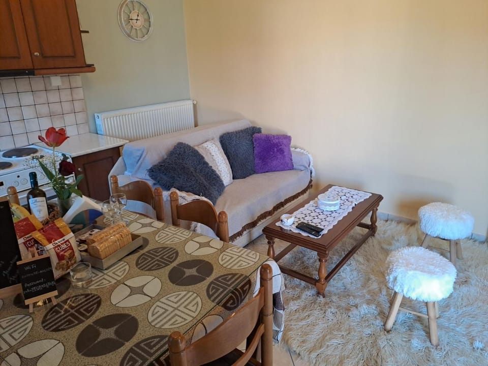 Living room, Food and drinks, Seating area, Dining area, Food