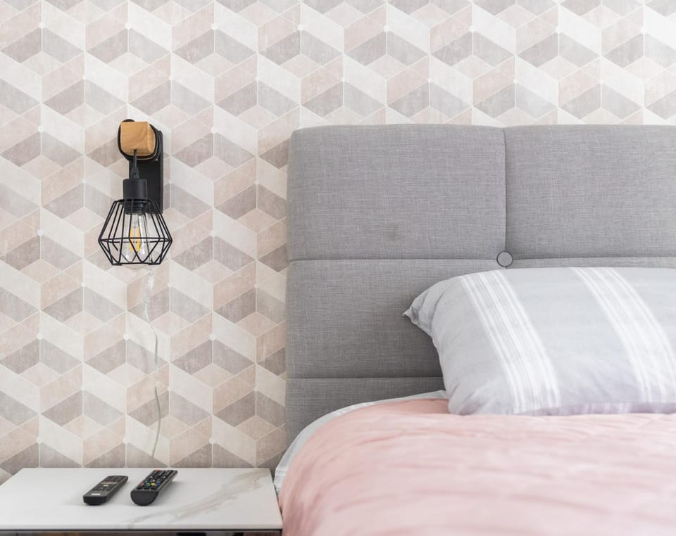 Bed, TV and multimedia, Bedroom