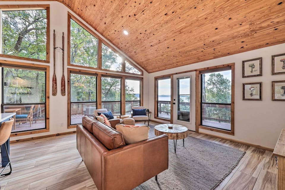 'Foxtail' Cabin Retreat: Steps to Beaver Lake! Cabin in Beaver Lake