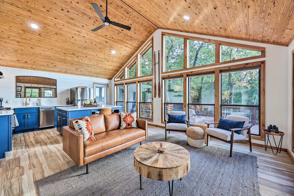 'Foxtail' Cabin Retreat: Steps to Beaver Lake! Cabin in Beaver Lake