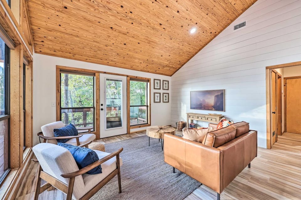 'Foxtail' Cabin Retreat: Steps to Beaver Lake! Cabin in Beaver Lake