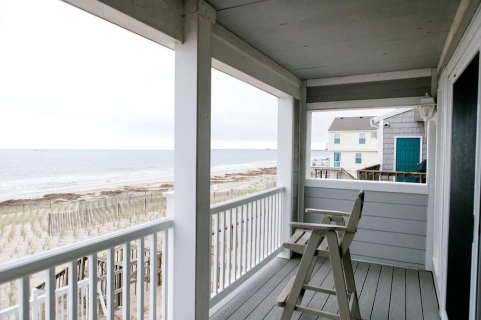 Modern 4bdr Oceanfront home House in Chics Beach