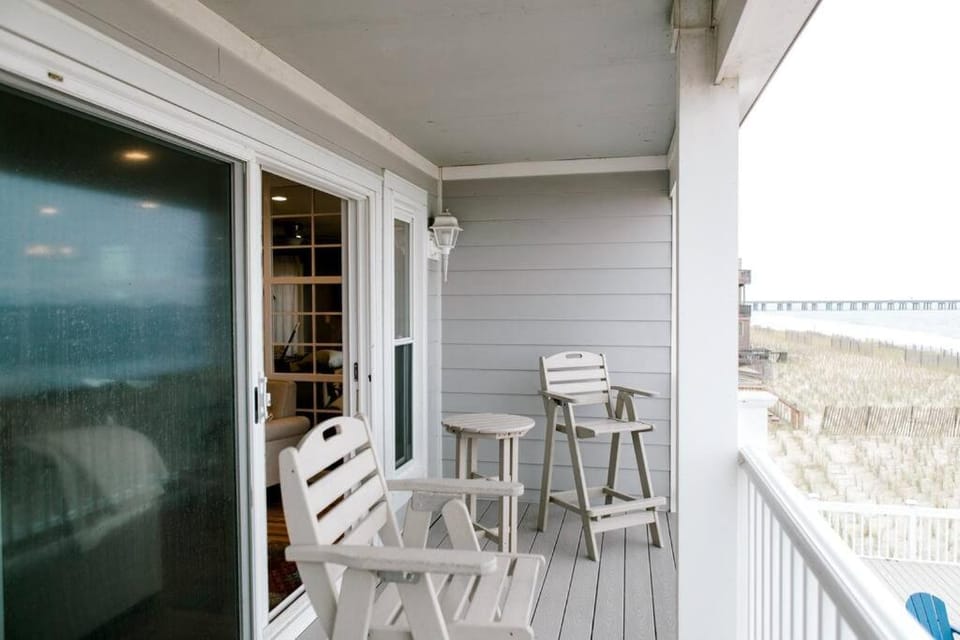 Modern 4bdr Oceanfront home House in Chics Beach