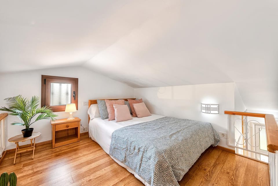 Bed, Photo of the whole room, Bedroom