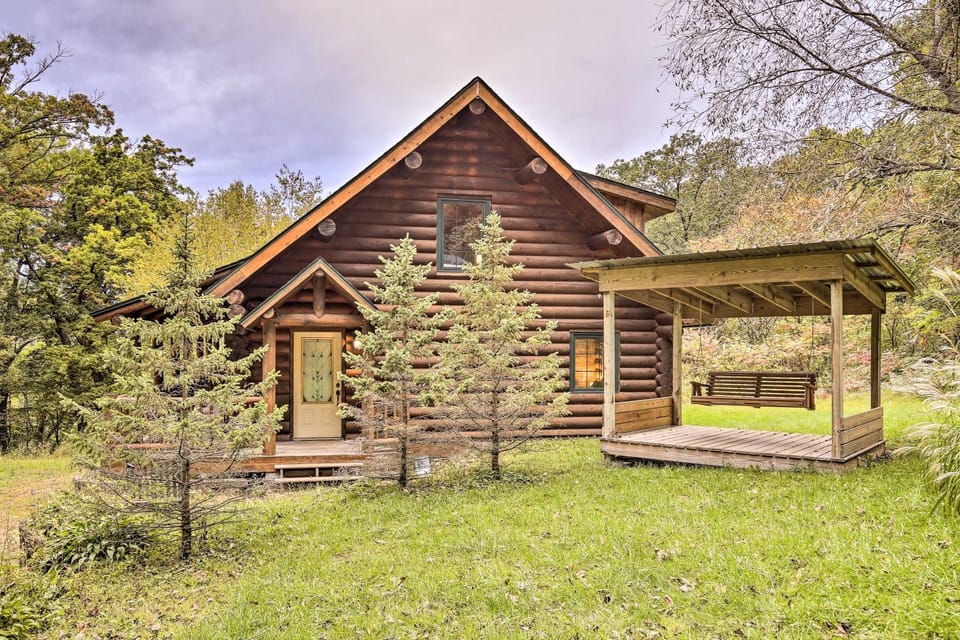 Splendid Family Cabin w/ Hot Tub & Grill! Cabin in Lake Pepin