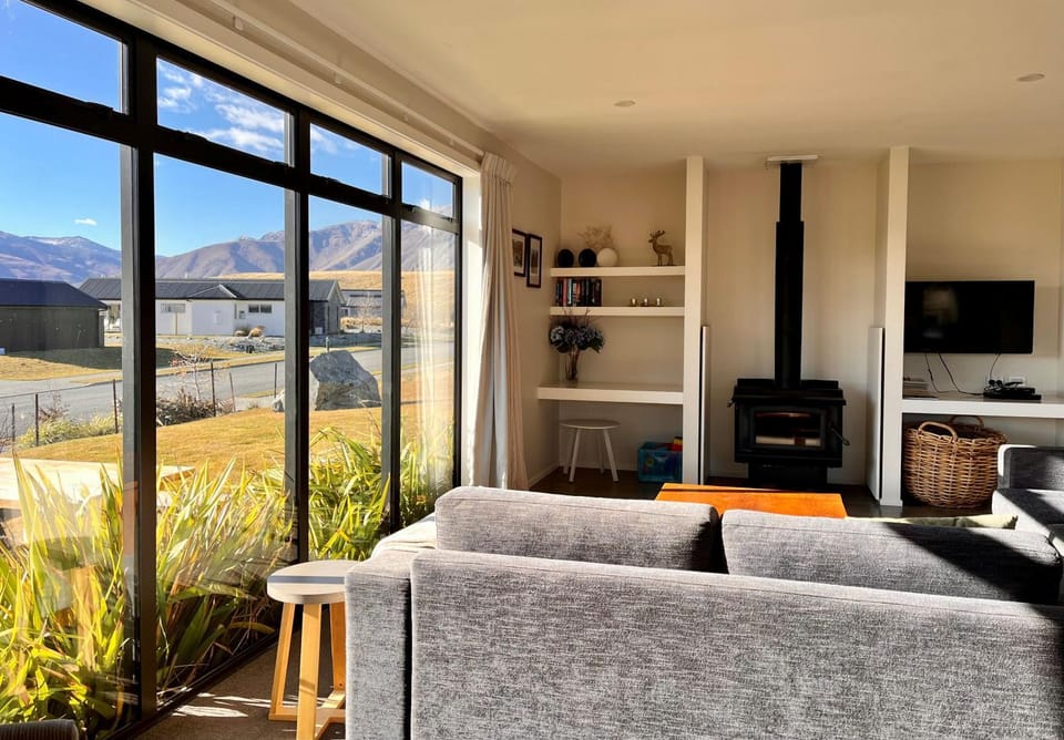 TV and multimedia, Seating area, Mountain view, fireplace