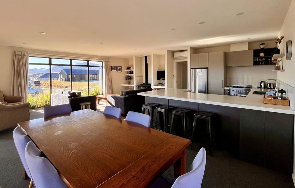Dining area, Mountain view, kitchen