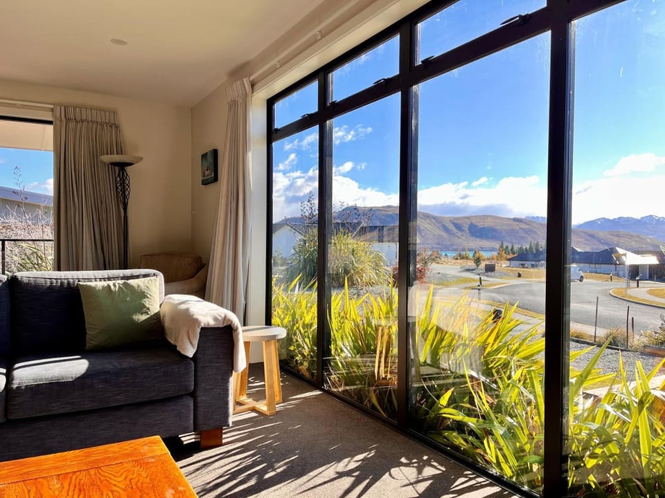 Living room, Lake view, Mountain view