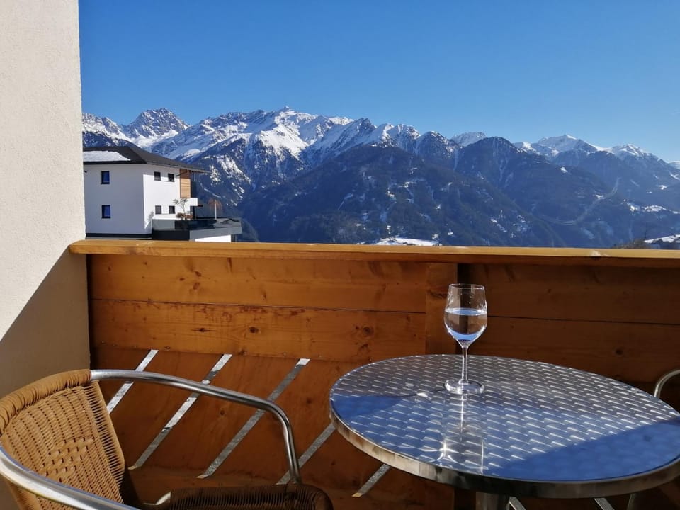 View (from property/room), Balcony/Terrace, Mountain view