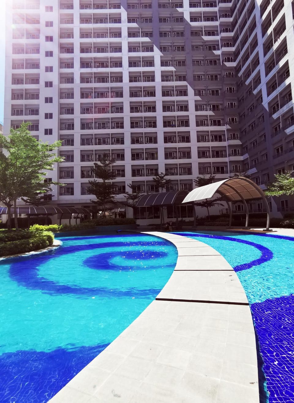 Property building, Day, Pool view, Swimming pool, sunbed