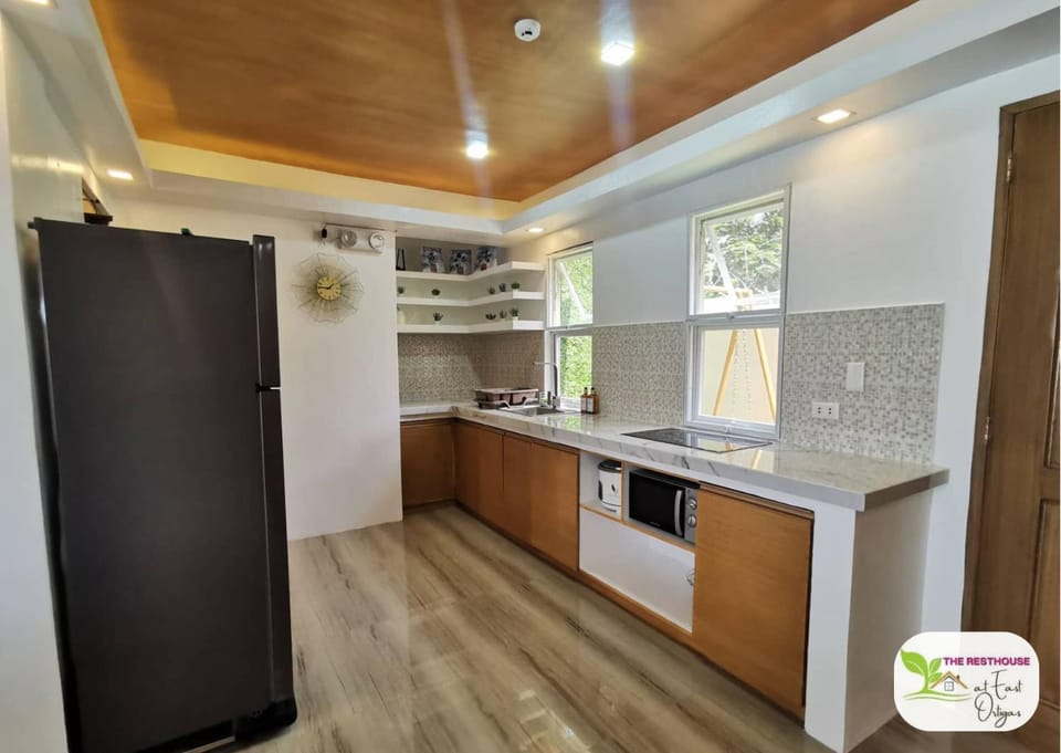Kitchen or kitchenette, oven
