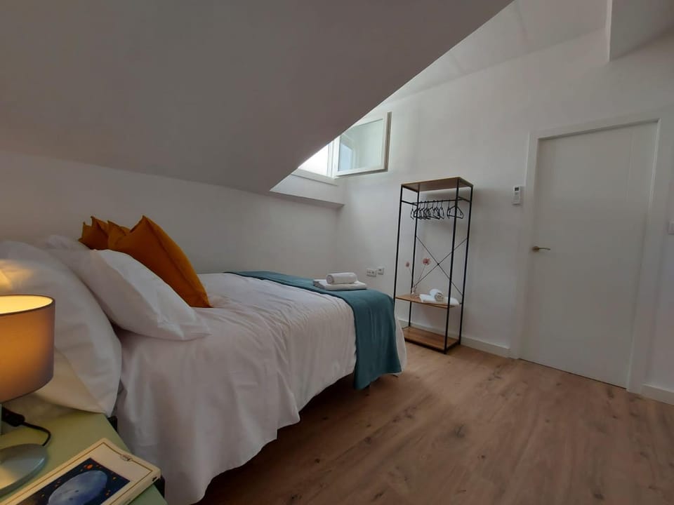 Photo of the whole room, air conditioner