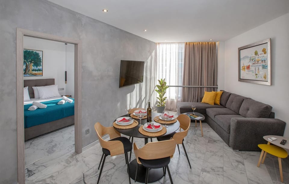 Bed, TV and multimedia, Living room, Photo of the whole room, Seating area, Dining area
