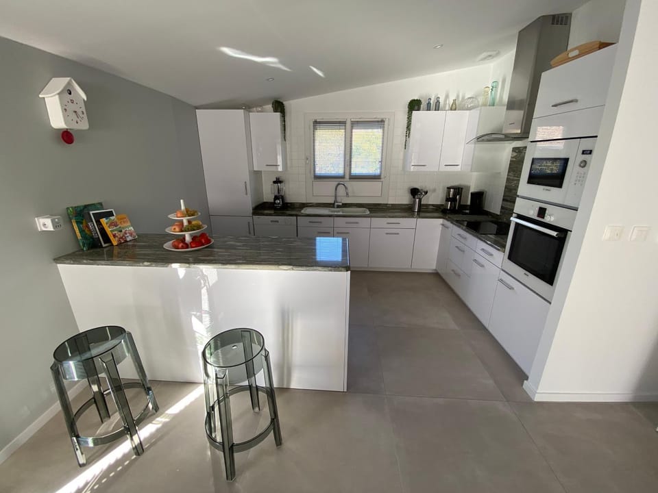 Kitchen or kitchenette, Dining area, dishwasher, minibar, pet friendly, stove, toaster