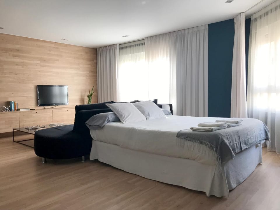 Bed, TV and multimedia, Photo of the whole room, Bedroom
