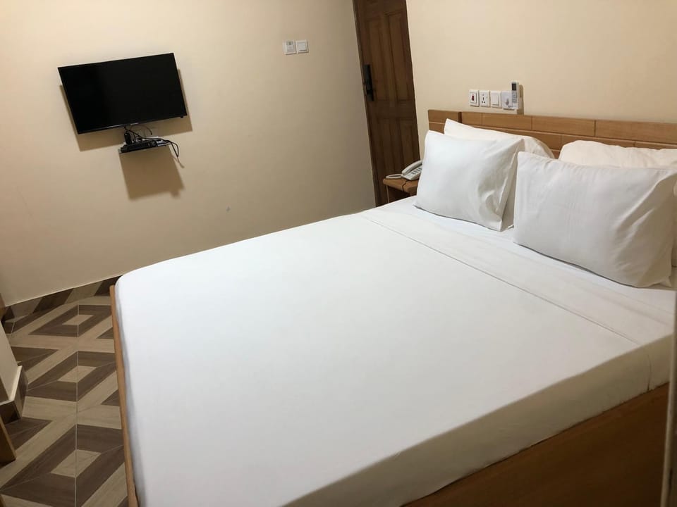 Bed, TV and multimedia, Bedroom