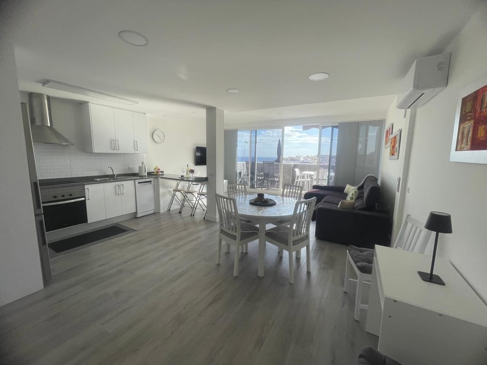 TV and multimedia, Kitchen or kitchenette, Living room, Seating area, Dining area, oven, stove