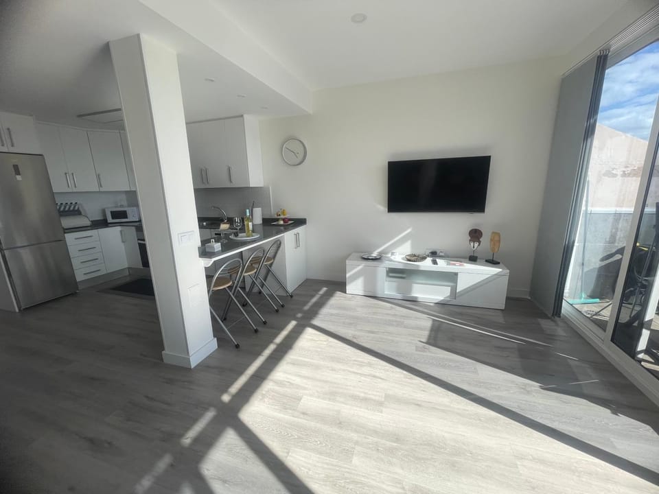 TV and multimedia, Kitchen or kitchenette, Dining area, dishwasher, oven, stove