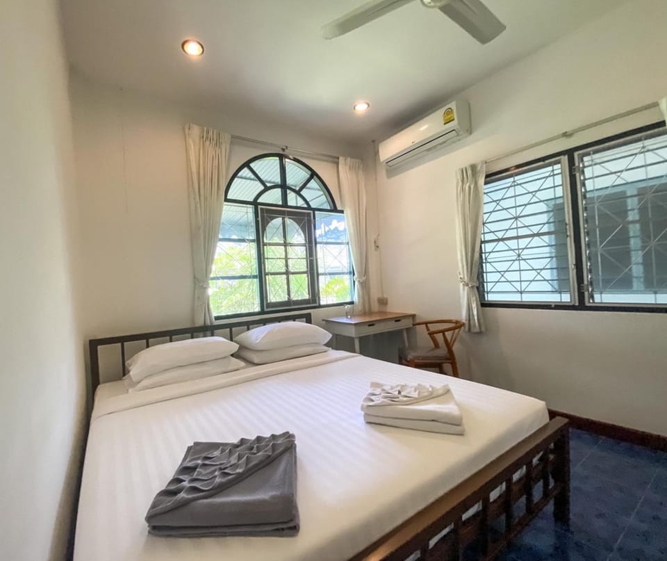 Bed, Bedroom, air conditioner