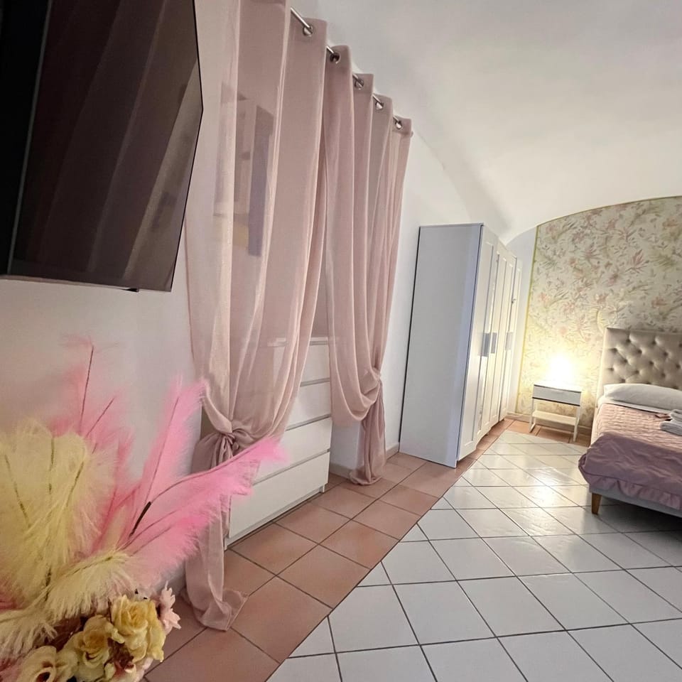 Bed, TV and multimedia, wardrobe