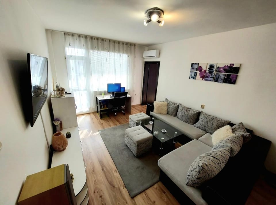 Communal lounge/ TV room, TV and multimedia, Living room, Seating area, Evening entertainment