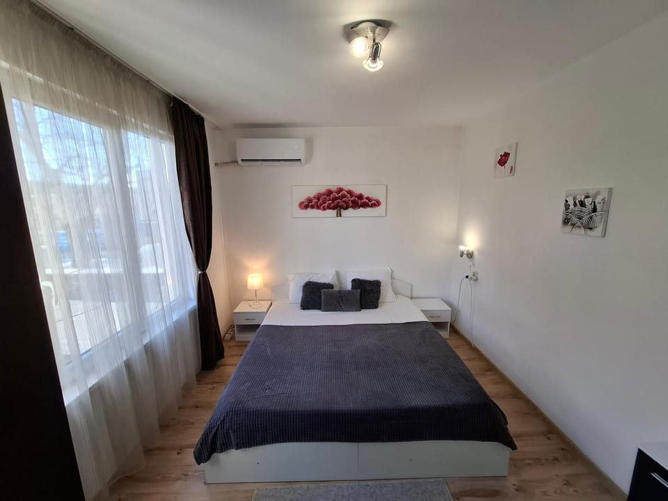 Bed, Photo of the whole room, Bedroom, air conditioner