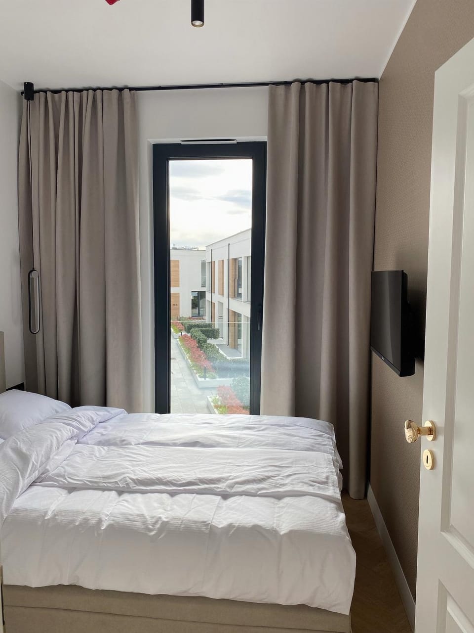 Bed, TV and multimedia, View (from property/room), View (from property/room), Photo of the whole room, Bedroom, City view, Garden view, Garden view