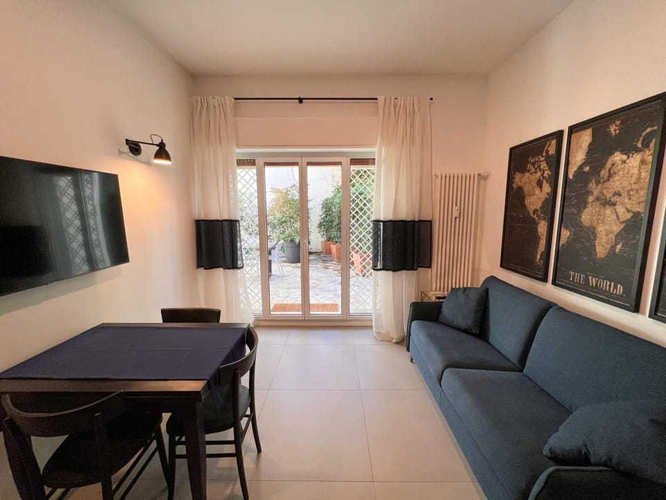 TV and multimedia, Living room, Seating area, Dining area